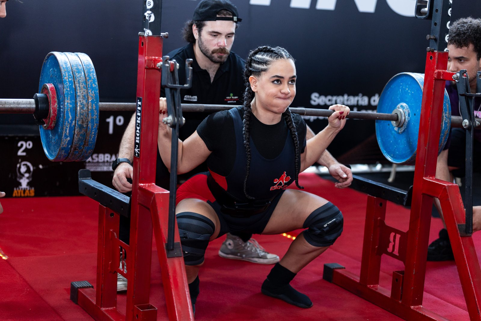 Competidora durante a arena de powerlifting do BCF